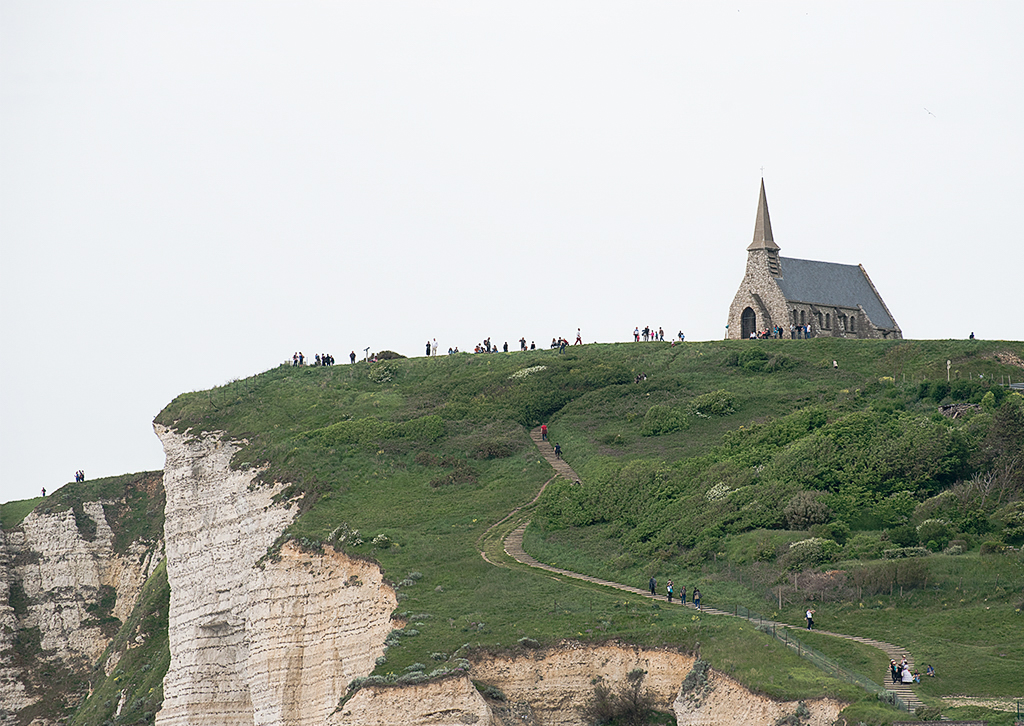 Normandie 05 - 2016_KA79381-1 Kopie.jpg - Hoch hinauf kann man zur Kirche laufen ( wir waren zu faul dazu )  Am rechten unteren Bildrand sieht man ein Brautpaar. Wenn man sieht wie weit einiger der Touristen an den Klippenrand heran gehen, wird einem ganz schwindelig